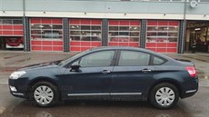 Řidič zaparkoval auto před výjezdem hasičů. Řidič zaparkoval auto před výjezdem hasičů.