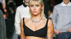 Miley Ray Cyrusová v roli modelky na módní pehlídce návrháe Marca Jacobse...