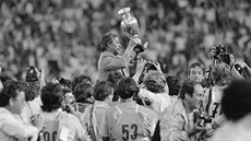 Michel Hidalgo s trofejí pro fotbalové mistry Evropy 1984 Michel Hidalgo s trofejí pro fotbalové mistry Evropy 1984