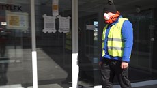 Velké ubytovny v Mladé Boleslavi hlídají bezpečnostní agentury. Dohlíží na... Velké ubytovny v Mladé Boleslavi hlídají bezpečnostní agentury. Dohlíží na...