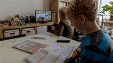 Děti se mohou učit pomocí programu České televize UčíTelka. Děti se mohou učit pomocí programu České televize UčíTelka.