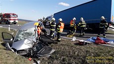 Při čelní srážce osobního auta s nákladním se zranili všichni tři účastníci... Při čelní srážce osobního auta s nákladním se zranili všichni tři účastníci...