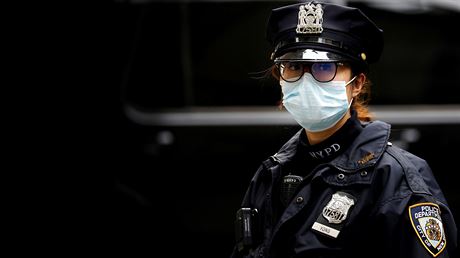 USA zřejmě doporučí občanům nošení roušek. Lidé si je budou muset šít sami Newyorská policistka hlídkuje v roušce na Manhattanu. (30. března 2020) | na serveru Lidovky.cz | aktuální zprávy