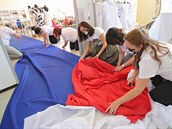V dílně módní návrhářky Beaty Rajské vznikly pod rukama švadlen dvě obří české... V dílně módní návrhářky Beaty Rajské vznikly pod rukama švadlen dvě obří české...