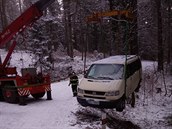 Hasiči tahali Volkswagen Transporter, který se na náledí neudržel v... Hasiči tahali Volkswagen Transporter, který se na náledí neudržel v...