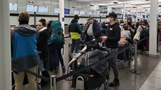 Na pražském Letišti Václava Havla v pondělí dopoledne přistálo repatriační... Na pražském Letišti Václava Havla v pondělí dopoledne přistálo repatriační...