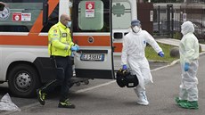 Italští záchranáři čekají ve městě Brescia na přílet pacienta nakaženého... Italští záchranáři čekají ve městě Brescia na přílet pacienta nakaženého...