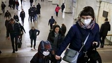 Žena s malým dítětem v rouškách ve stanici moskevského metra Komsomolskaja.... Žena s malým dítětem v rouškách ve stanici moskevského metra Komsomolskaja....