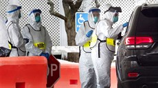 Zdravotníci odebírají biologické vzorky lidem přímo z auta na speciálním... Zdravotníci odebírají biologické vzorky lidem přímo z auta na speciálním...