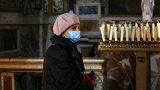 Žena v roušce v římském kostele Santa Maria ai Monti. (29. března 2020) Žena v roušce v římském kostele Santa Maria ai Monti. (29. března 2020)