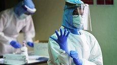 Malajští zdravotníci se připravují na testování onemocnění COVID-19. (30.... Malajští zdravotníci se připravují na testování onemocnění COVID-19. (30....