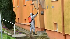 Hasiči kvůli zastavení šíření koronavirové nákazy dezinfikovali bytové domy v... Hasiči kvůli zastavení šíření koronavirové nákazy dezinfikovali bytové domy v...