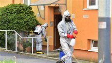 Hasiči kvůli zastavení šíření koronavirové nákazy dezinfikovali bytové domy v... Hasiči kvůli zastavení šíření koronavirové nákazy dezinfikovali bytové domy v...