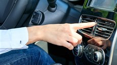 Čistička vzduchu do auta filtruje dráždivý prach. Test potvrdil, že funguje Jak na skutečně čistý vzduch v interiéru vozu? Pomohou palubní čističky | na serveru Lidovky.cz | aktuální zprávy