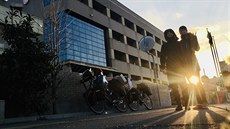 Ranní památeční foto před policejní stanicí v Ube Ranní památeční foto před policejní stanicí v Ube