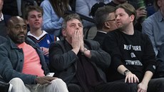 James Dolan (uprosted) proívá zápas svých New York Knicks.