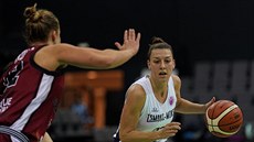 Lenka Bartáková (v bílém) rozjíždí akci Cmoki Minsk. Lenka Bartáková (v bílém) rozjíždí akci Cmoki Minsk.