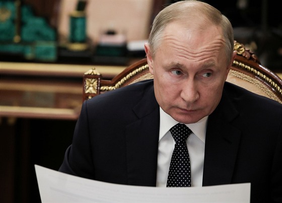 Ruský prezident Vladimir Putin pracuje v distanním reimu poté, co podal...