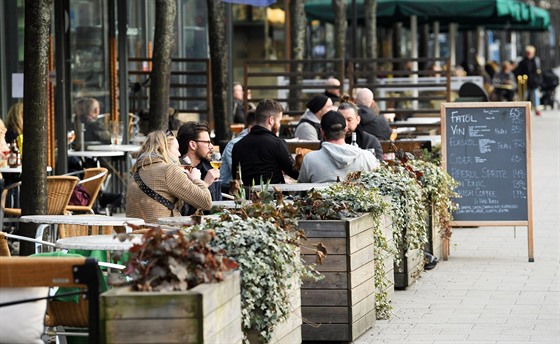 Zahrádky védských restaurací jsou plné i bhem koronavirové krize. (1. dubna...