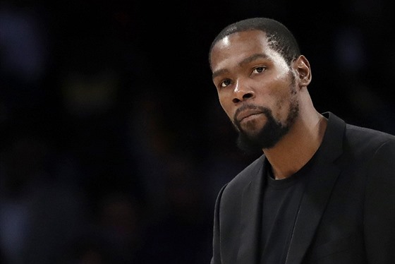 Kevin Durant sleduje zápas svých Brooklyn Nets proti Los Angeles Lakers.