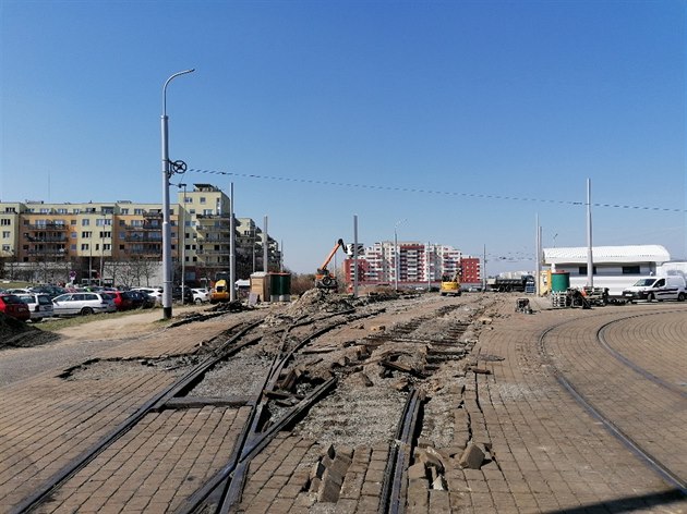 U tramvajové smyky sídlit Barrandov vzniká odboka na novou tra do Holyn a Slivence. Jet letos zde vznikne úsek dlouhý piblin 80 metr, celá stavba bude pokraovat jet 2 roky. Úsek bude mit 1,5 kilometru a bude mít ti nové zastávky Holyn -