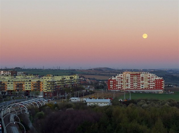 Dnení ranní superúplnk vidný z Barrandova.