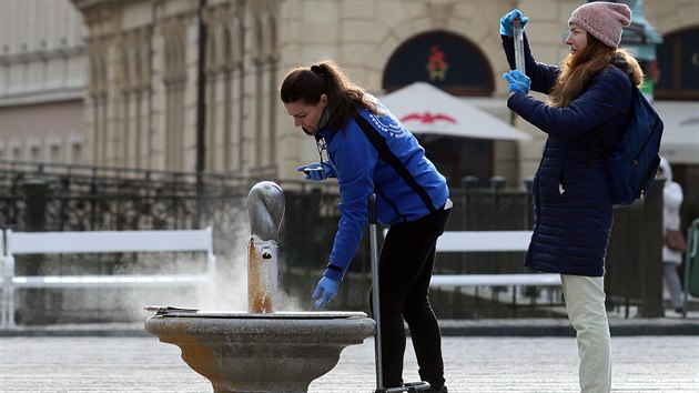 Pracovnice Správy přírodních léčivých zdrojů a kolonád odebírají vzorky pro... Pracovnice Správy přírodních léčivých zdrojů a kolonád odebírají vzorky pro...