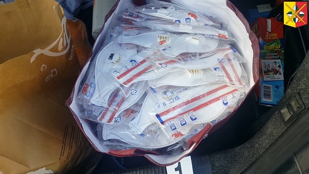 Policie u třech překupníků zajistila několik set respirátorů Policie u třech překupníků zajistila několik set respirátorů