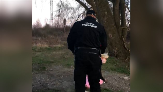 Strážník v Praze dal ženě facku, prý byla drzá Strážník v Praze dal ženě facku, prý byla drzá