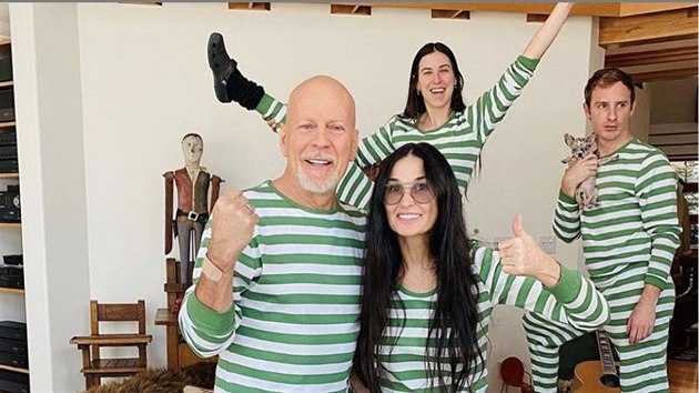 Bruce Willias, Demi Moore, jejich dcera Rumer a přítel její sestry Dillon Buss... Bruce Willias, Demi Moore, jejich dcera Rumer a přítel její sestry Dillon Buss...