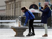 Pracovnice Správy přírodních léčivých zdrojů a kolonád odebírají vzorky pro... Pracovnice Správy přírodních léčivých zdrojů a kolonád odebírají vzorky pro...