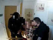 Policisté vytáhli seniorku z hořícího bytu Policisté vytáhli seniorku z hořícího bytu