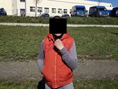 Žena středního věku, která neměla zakrytá ústa a nos rouškou nebo jiným vhodným... Žena středního věku, která neměla zakrytá ústa a nos rouškou nebo jiným vhodným...