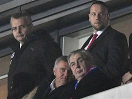 Prezident Miloš Zeman (sedící druhý zleva) v doprovodu svého kancléře...