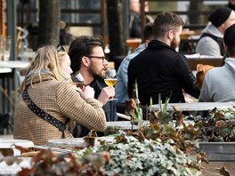 Zahrádky švédských restaurací jsou plné i během koronavirové krize. (1. dubna...