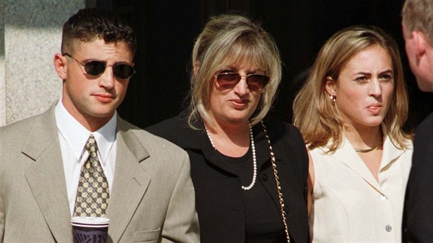 Linda Trippov (uprosted) ped soudem se svm synem Ryanem a dcerou Allison. Trippov byla klovou postavou v afe bvalho americkho prezidenta Billa Clintona a stistky Monicy Lewinsk. (30. ervna 1998)