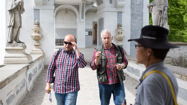 Za běžné situace po něm procházejí stovky turistů denně.
