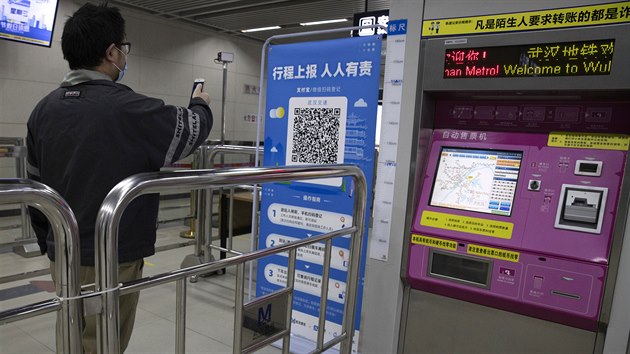 Cestujc skenuje telefonem kd v metru ve Wu-chanu. Pokud mu telefon uke zelen kd, znamen to, e nem koronavirus a me bt vputn. (1. dubna 2020)