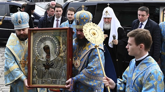 Patriarcha rusk pravoslavn crkve Kirill v ptek objdl ruskou metropoli s ikonou Panny Marie a modlil se za zastaven epidemie. (3. dubna 2020)