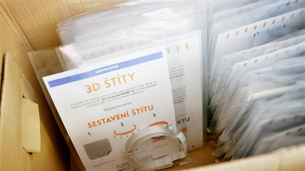 Aby pomohli lékařům i jiným profesím s nedostatkem ochranných pomůcek, pustili se na Vysokém učení technickém (VUT) a v Jihomoravském inovačním centru (JIC) ve velkém do výroby štítů na 3D tiskárnách.