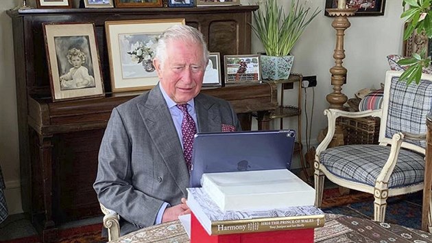 Slavnostnho oteven NHS Nightingale Hospital v Londn se prostednictvm online penosu zastnil i princ Charles, kter byl kvli nkaze donedvna v domc karantn. (3. dubna 2020)