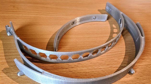 Ochranný štít se skládá z čelenky, která drží plexisklo před obličejem, a spodního držáku, jenž ho tvaruje do okrouhlého tvaru. Tisknou se z materiálu PETG.