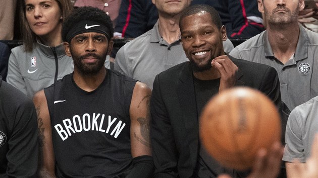 Kyrie Irving (vlevo) a Kevin Durant, hvzdn dvojka Brooklyn Nets