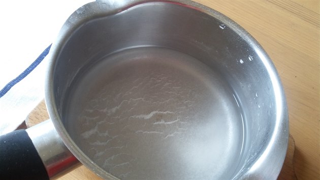 Po vaření z minerálky zůstává na dně hrnce usazenina.