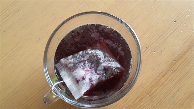 Na ovocném čaji z minerálky se tvořil bílý povlak, chuťově se ale čaj dal vypít.