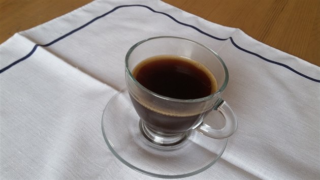 Káva byla sice čerstvě namletá arabica z french pressu, jenže nepříjemně zaváněla a nechutnala dobře. Skončila ve výlevce.