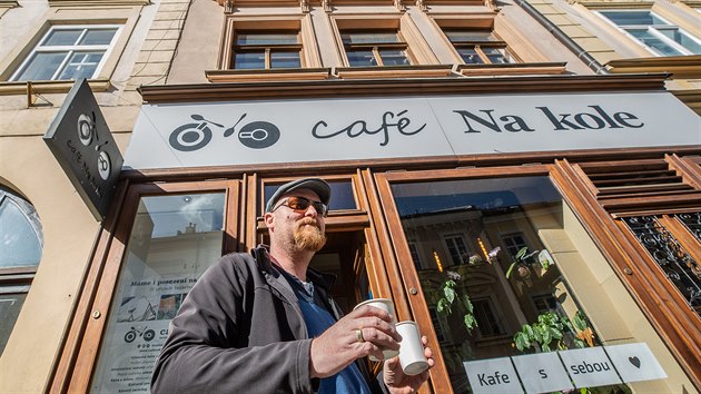 V kav&aacute;rně Caf&eacute; Na kole na hradeck&eacute;m Velk&eacute;m n&aacute;měst&iacute; zavedli ok&eacute;nkov&yacute; prodej k&aacute;vy (14. 3. 2020).