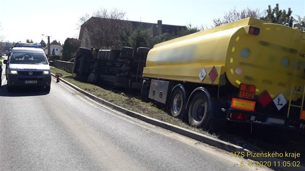 Ve Skašově na Plzeňsku se převrátila cisterna převážející naftu. Nehoda se obešla bez zranění.