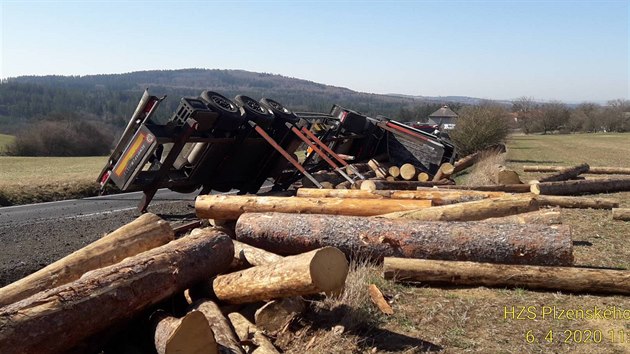 Také před Borovnem na Plzeňsku havaroval nákladní automobil. Náklad dřeva se vysypal a celá souprava se převrátila na bok.