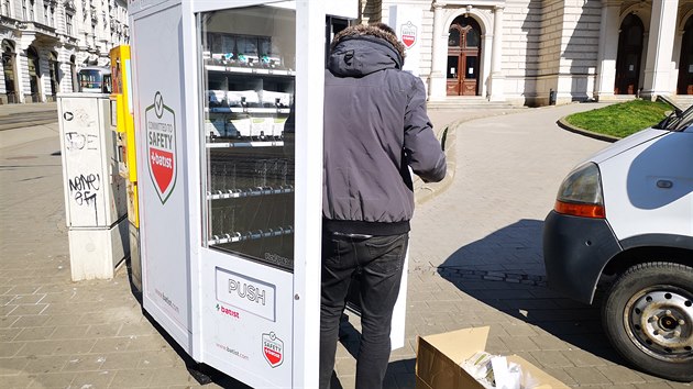 Po Brně je nově rozmístěno devět speciálních automatů. Lidé v nich najdou roušky, respirátory, rukavice a od příštího týdne také dezinfekční gely.